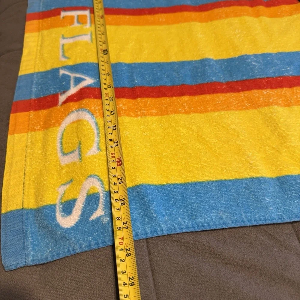 Vintage Looney Tunes Six Flags Beach Towel Tweety‎ Bugs Bunny Taz 51x27.5